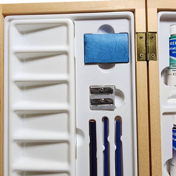 Reeves Paint Set in Wood Box - Picture 4 of 6